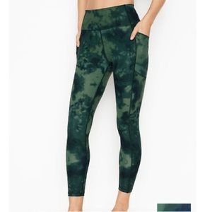 VICTORIA'S SECRET
Essential Pocket Legging